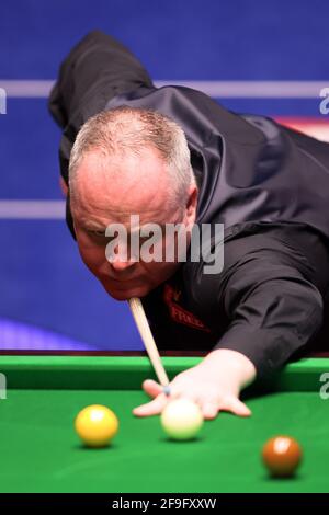 John Higgins aus Schottland spielt am 2. Tag der Betfred Snooker-Weltmeisterschaft 2021 im Crucible, Sheffield, einen Schuss. Bilddatum: Sonntag, 18. April 2021. Stockfoto