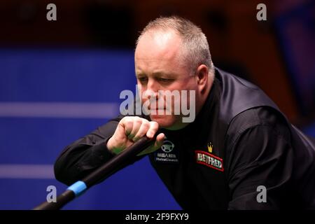 John Higgins aus Schottland spielt am 2. Tag der Betfred Snooker-Weltmeisterschaft 2021 im Crucible, Sheffield, einen Schuss. Bilddatum: Sonntag, 18. April 2021. Stockfoto