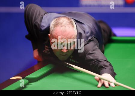 John Higgins aus Schottland spielt am 2. Tag der Betfred Snooker-Weltmeisterschaft 2021 im Crucible, Sheffield, einen Schuss. Bilddatum: Sonntag, 18. April 2021. Stockfoto