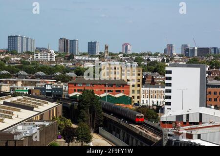 Ein Blick von Shepherd's Bush über Notting Hill und North Kensington in Richtung Zentrum von London. Eine U-Bahn auf der Hammersmith und City un Stockfoto