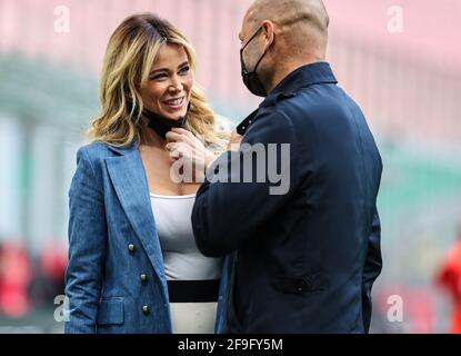 Diletta Leotta von DAZN Italia lächelt während der Serie A 2020/21 Fußballspiel zwischen AC Mailand und Genua FC im Giuseppe Meazza Stadium, Mailand, Italien am 18. April 2021 - Foto FCI / Fabrizio Carabelli / LM Stockfoto