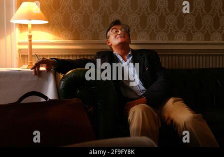 DER SCHRIFTSTELLER ANTHONY BEEVOR RELAXS IM WRITERS ROOM IN CHELTENHAM RATHAUS FÜR DAS LITRARY FESTIVAL, DAS TODAY,11/10/02 BEGINNT PILSTON Stockfoto