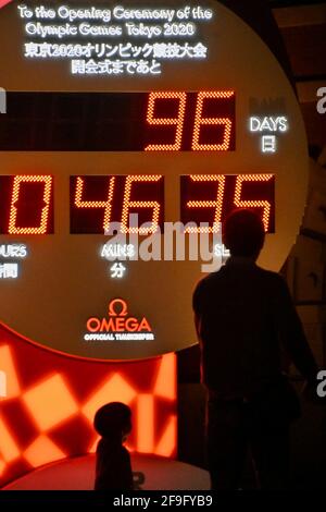 Hachioji, Japan. April 2021. Fußgänger Nehmen Sie am Sonntag, den 18. April 2021, am Bahnhof Tokio in Tokio, Japan, ein Foto mit der großen Countdown-Uhr für die Olympischen Spiele 2020 in Tokio auf. Foto von Keizo Mori/UPI Credit: UPI/Alamy Live News Stockfoto