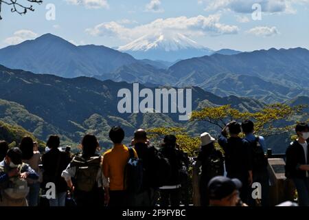 Hachioji, Japan. April 2021. Wanderer machen am Sonntag, den 18. April 2021, ein Foto vom Berg Fuji auf dem Gipfel des Berges Takao in Hachioji, Tokio, Japan. Foto von Keizo Mori/UPI Credit: UPI/Alamy Live News Stockfoto