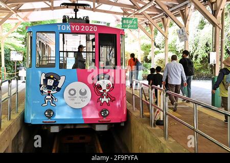 Hachioji, Japan. April 2021. Am Sonntag, den 18. April 2021, wird die Seilbahn „Tokyo 2020 Olympic Games Wrapping“ am Bahnhof Mt.Takao in Hachioji, Tokio, Japan, gesehen. Foto von Keizo Mori/UPI Credit: UPI/Alamy Live News Stockfoto