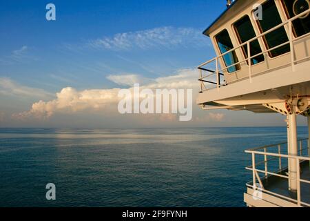 Tropische Wolken spiegeln sich in einem glasigen Ozean Stockfoto