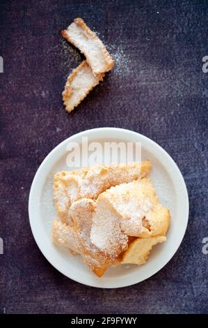 Italienische Frappe oder chiacchiere - typisch italienische Karnevalsfritter, entstaubt Mit Puderzucker Stockfoto