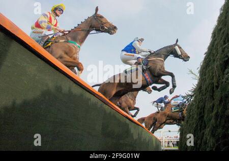 GROSSES NATIONALES TREFFEN IN AINTREE 1. TAG 12/4/07. DIE FUCHSJÄGER AM STUHL. BILD DAVID ASHDOWNAINTREE 2007 Stockfoto