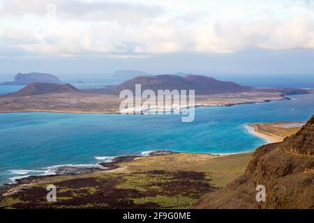 Haría, Lanzarote, Kanarische Inseln, Spanien. Blick vom Mirador de Guinate auf die Vulkaninsel La Graciosa. Stockfoto