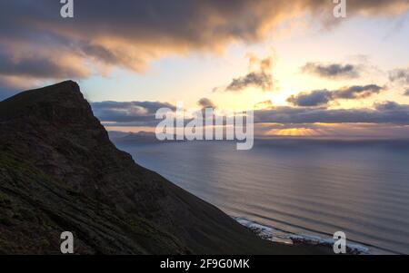 Haría, Lanzarote, Kanarische Inseln, Spanien. Blick von der Klippe auf den Atlantik vom Mirador de Guinate, Sonnenuntergang. Stockfoto