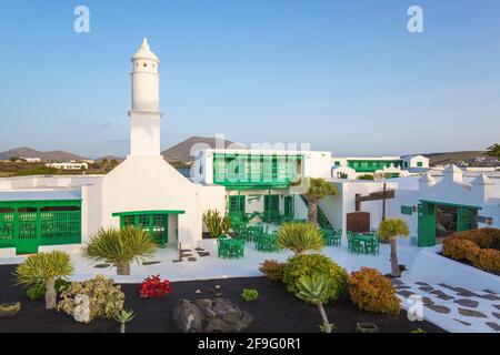 San Bartolomé, Lanzarote, Kanarische Inseln, Spanien. Weiß getünchte Gebäude der Casa Museo del Campesino, Kakteen im Vordergrund. Stockfoto