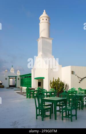 San Bartolomé, Lanzarote, Kanarische Inseln, Spanien. Traditioneller Kamin und Café-Terrasse im Casa Museo del Campesino. Stockfoto