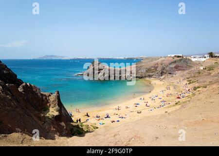 Playa Blanca, Lanzarote, Kanarische Inseln, Spanien. Blick über Playa del Papagayo von der Klippe hinter dem Strand. Stockfoto