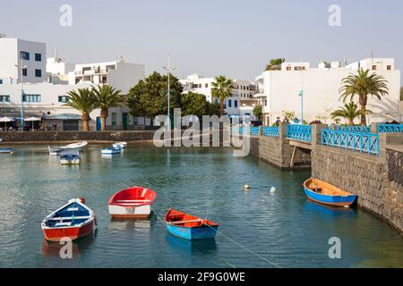 Arrecife, Lanzarote, Kanarische Inseln, Spanien. Bunte Boote, die in den ruhigen Gewässern des Charco de San Ginés festgemacht sind. Stockfoto