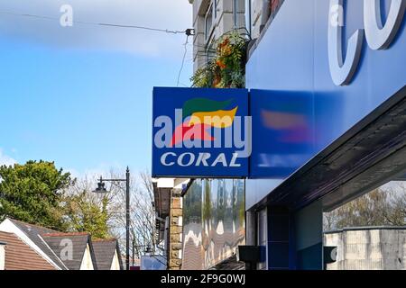 Caerphilly, Wales - April 2021: Zeichen auf der Außenseite einer Filiale der Wettfachkette Coral. Stockfoto