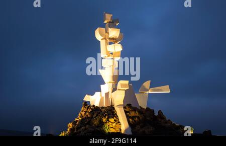 San Bartolomé, Lanzarote, Kanarische Inseln, Spanien. Das beleuchtete Monumento a la Fecundidad im Casa Museo del Campesino, Abenddämmerung. Stockfoto