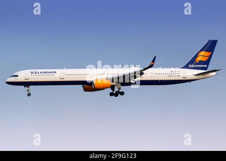 Keflavik, Island - 4. Juli 2017: Icelandair Boeing 757-300 Flugzeug am Flughafen Keflavik in Reykjavik (KEF) in Island. Boeing ist ein US-amerikanisches Flugzeug Stockfoto