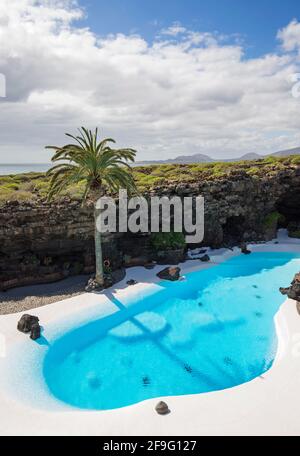 Haría, Lanzarote, Kanarische Inseln, Spanien. Atemberaubender türkisfarbener Pool in den Gärten von César Manrique, Jameos del Agua. Stockfoto