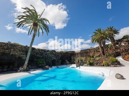 Haría, Lanzarote, Kanarische Inseln, Spanien. Atemberaubender türkisfarbener Pool in den Gärten von César Manrique, Jameos del Agua. Stockfoto