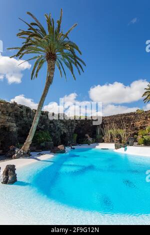 Haría, Lanzarote, Kanarische Inseln, Spanien. Atemberaubender türkisfarbener Pool in den Gärten von César Manrique, Jameos del Agua. Stockfoto