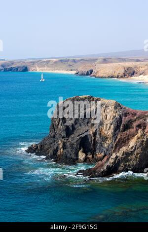 Playa Blanca, Lanzarote, Kanarische Inseln, Spanien. Blick entlang der Küste von der Klippe über Playa del Papagayo. Stockfoto