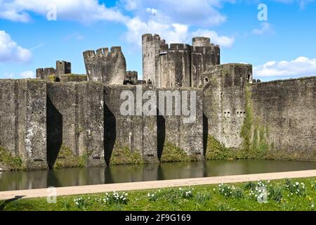 Caerphilly, Wales - April 2021: Außenmauern und Türme von Caerphilly Castle in Südwales. Stockfoto