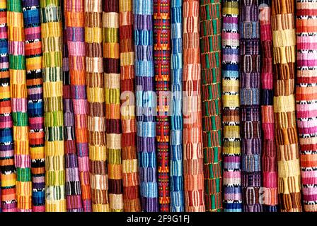 Traditionelle handgewebte guatemaltekische Textilien, hergestellt und verkauft von lokalen Mayas Auf den Märkten in Antigua - Guatemala Stockfoto