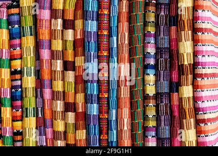 Traditionelle handgewebte guatemaltekische Textilien, hergestellt und verkauft von lokalen Mayas Auf den Märkten in Antigua - Guatemala Stockfoto