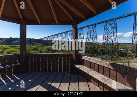 Blick auf eine super hohe und lange Stahlbrücke Sommer mit blauem Himmel von einer Plattform Stockfoto