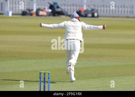 18. April 2021. London, Großbritannien. Surreys Amar Virdi feiert, wie Surrey Leicestershire bei der County Championship beim Kia Oval, Tag vier, antreten wird. David Rowe/Alamy Live News Stockfoto