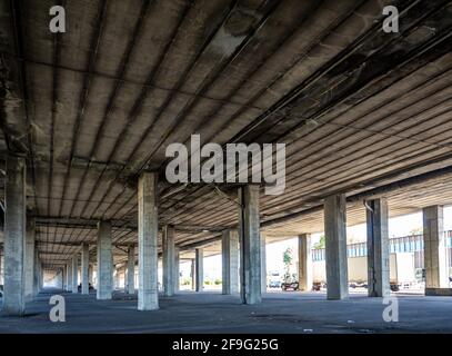 Weitblick unter einer Betonbrücke Stockfoto