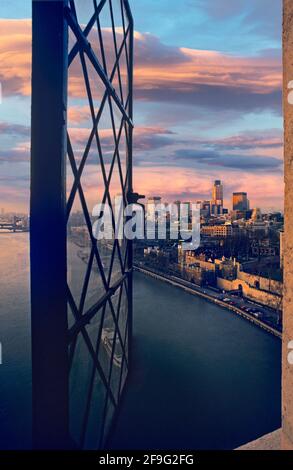 London City Vintage-Blick durch altes Fenster in das historische Finanzviertel der Stadt, historisches altes Archiv, Stadtlandschaft, seltene ausblicke bei Sonnenuntergang mit der Themse im Vordergrund von der Spitze der Tower Bridge durch ein altes Bleilichtfenster, um den Eingang zum Tower of London und die Skyline von London UK zu sehen 1980 Stockfoto