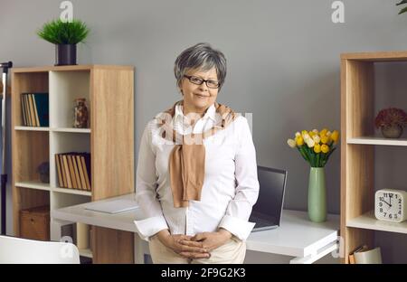 Lächelnd leitende weibliche Büroangestellte Karriere professionelle Geschäftsfrau Porträt Stockfoto