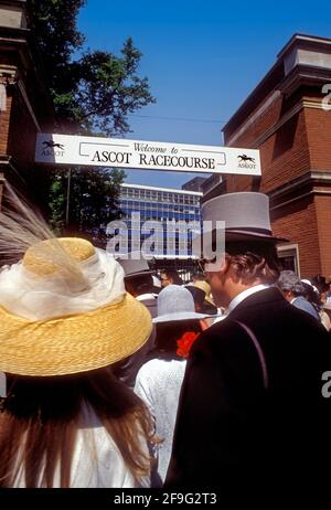 VINTAGE ASCOT RACES RETRO 1980er Ladies Day Horse Racing 1989 Historisches Archiv Mode und Lifestyle Bild von traditionellem Ladies Day Eintritt und Rennbesuchern im Royal Ascot Berkshire UK 1990er Stockfoto