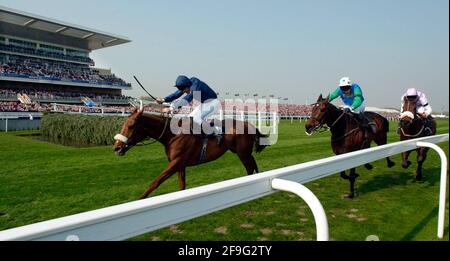 RACING AINTREE 2. TAG 5/5/2002 MARTELL MELLING VERFOLGUNGSGEWINNERIN (LINKS) NATIVE UPMANSHIP NACH DEM LETZTEN BILD DAVID ASHDOWN.RACING AINTREE Stockfoto