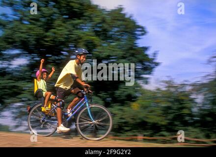 Urlaub Sommerurlaub Spaß UK Brother & Sister 14 Jahre und 4 Jahre British African Caribbean (Afro Caribbean) Ethnie, draußen zusammen genießen eine lustige aufregende sichere Offroad-Sommerradtour Stockfoto