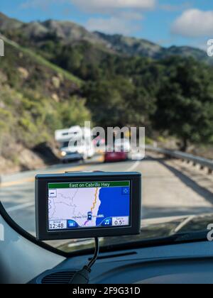 California Sat Nav HIGHWAY ONE Satellitennavigationsbildschirm Navigationsbildschirm Navigationsbildschirm mit Satellitennavigation und Anzeige von Highway 1 One, East auf dem Cabrillo Highway mit Autos und Wohnmobil auf der Urlaubsreise Fahren Sie auf der beliebten Küstenroute zum Pazifik. Monterey, Pazifischer Ozean, Kalifornien, USA Stockfoto