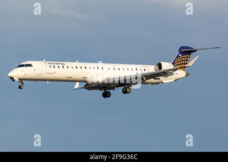 Hamburg, Deutschland - 02. September 2015: Eurowings Bombardier CRJ-900 am Hamburger Flughafen (HAM) in Deutschland. Bombardier ist ein Flugzeughersteller mit Sitz Stockfoto