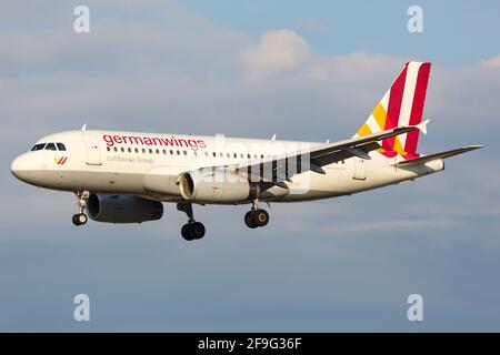 Hamburg, Deutschland - 02. September 2015: Germanwings Airbus A319 am Hamburger Flughafen (HAM) in Deutschland. Airbus ist ein Flugzeughersteller aus Toulouse, Stockfoto