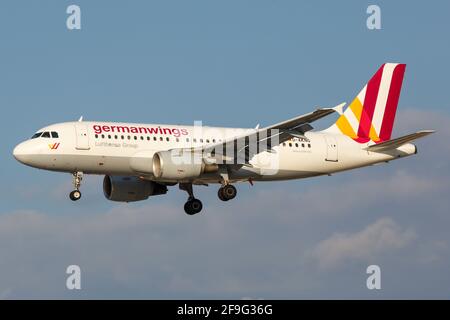 Hamburg, Deutschland - 02. September 2015: Germanwings Airbus A319 am Hamburger Flughafen (HAM) in Deutschland. Airbus ist ein Flugzeughersteller aus Toulouse, Stockfoto