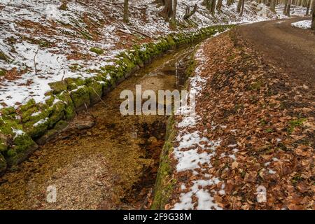 Schwanzenberg alter Kanal für Bäume aus Bergwäldern in Sumava Nationalpark Stockfoto