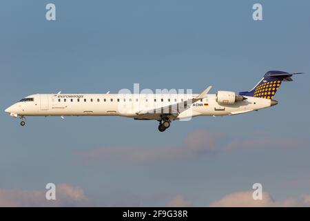 Hamburg, Deutschland - 02. September 2015: Eurowings Bombardier CRJ-900 am Hamburger Flughafen (HAM) in Deutschland. Bombardier ist ein Flugzeughersteller mit Sitz Stockfoto