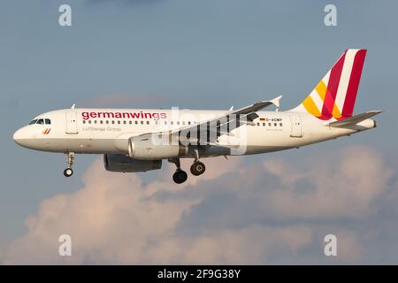 Hamburg, Deutschland - 02. September 2015: Germanwings Airbus A319 am Hamburger Flughafen (HAM) in Deutschland. Airbus ist ein Flugzeughersteller aus Toulouse, Stockfoto