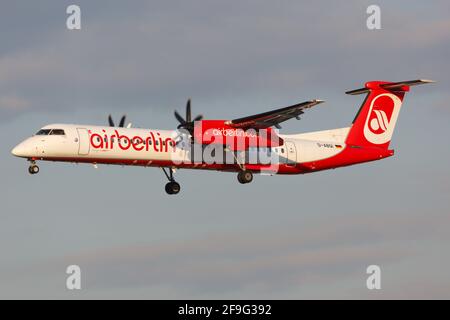 Hamburg, Deutschland - 02. September 2015: Airberlin Bombardier Dash-8-Q400 am Hamburger Flughafen (HAM) in Deutschland. Bombardier ist ein Flugzeughersteller BA Stockfoto