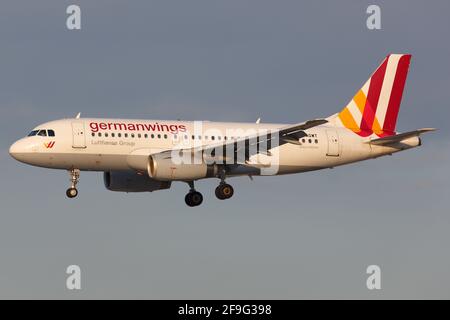 Hamburg, Deutschland - 02. September 2015: Germanwings Airbus A319 am Hamburger Flughafen (HAM) in Deutschland. Airbus ist ein Flugzeughersteller aus Toulouse, Stockfoto