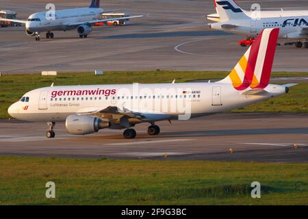 Hamburg, Deutschland - 02. September 2015: Germanwings Airbus A319 am Hamburger Flughafen (HAM) in Deutschland. Airbus ist ein Flugzeughersteller aus Toulouse, Stockfoto