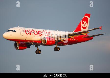 Hamburg, Deutschland - 02. September 2015: Airberlin Airbus A319 am Hamburger Flughafen (HAM) in Deutschland. Airbus ist ein Flugzeughersteller aus Toulouse, Fr. Stockfoto