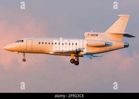 Hamburg, Deutschland - 02. September 2015: Privater Dassault Falcon 900B am Hamburger Flughafen (HAM) in Deutschland. Stockfoto