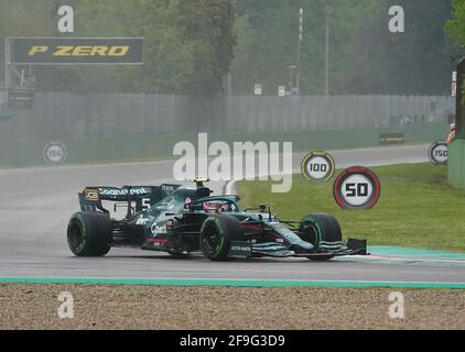 Imola, Italien. April 2021. Motorsport: Formel-1-Weltmeisterschaft, Großer Preis Der Emilia-Romagna, Rennen. Sebastian Vettel aus Deutschland vom Team Aston Martin auf Kurs. Kredit: Hasan Bratic/dpa/Alamy Live Nachrichten Stockfoto