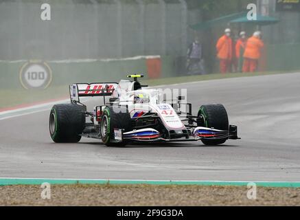 Imola, Italien. April 2021. Motorsport: Formel-1-Weltmeisterschaft, großer Preis der Emilia-Romagna, Rennen. Mick Schumacher aus Deutschland vom Haas F1 Team auf der Strecke. Kredit: Hasan Bratic/dpa/Alamy Live Nachrichten Stockfoto